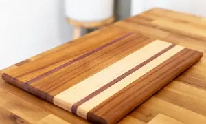 Tabla de madera con vetas de diferentes tonos, ideal para aprender como limpiar tabla de madera y mantenerla como nueva.