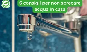 Goccia d'acqua che cade da un rubinetto cromato, simbolo di spreco d'acqua in casa.