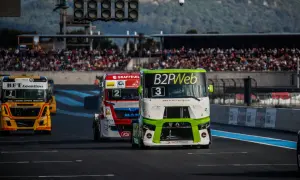Des camions de course s'affrontent lors du **grand prix camion Castellet**. Le camion n°3, vert et blanc, mène la course devant le n°2 rouge et blanc.