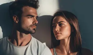 Para, co to? Młoda para patrzy na siebie z uwagą, w świetle słońca.