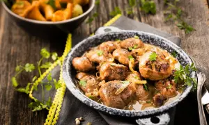Délicieux rognons sauce madère, tendres et savoureux, parsemés de persil frais. Un plat réconfortant.