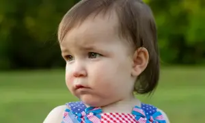 Smutna buzia dziecka, może to niepokojące zachowania 3-latka? Zastanawia się nad czymś.