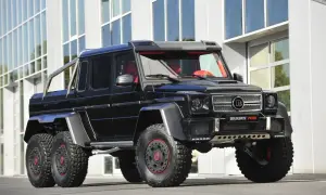 Czarny Mercedes 6x6 Brabus 700 z czerwonym wnętrzem, gotowy na każdą terenową przygodę.