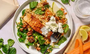 Laxfilé med couscous, spenat, valnötter och en klick färskost. Ett härligt medelhavskost recept som är både nyttigt och gott.