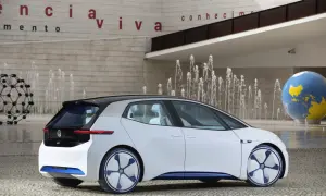 Concept car VW ID.3, simbolo di autonomia e futuro sostenibile, con fontane e un globo sullo sfondo.