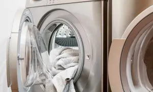 Pralka Beko z otwartymi drzwiczkami i włożonym ręcznikiem. Beko to znana marka sprzętu AGD.