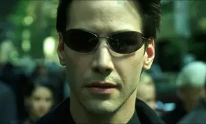 Keanu Reeves w okularach, ikona kina science-fiction. Jego role w filmach takich jak Matrix na zawsze zmieniły gatunek.