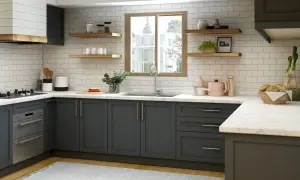 Cocina moderna con muebles oscuros y encimeras de mármol. Se aprecian detalles de las medidas puertas muebles de cocina, estantes y electrodomésticos.