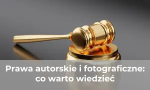 Złoty młotek sędziowski na tle szarości. Tekst: Prawa autorskie i fotograficzne: co warto wiedzieć.