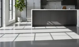Luminosi pavimenti resina interni in una cucina moderna, con riflessi di luce dalle finestre che creano un gioco di ombre sul pavimento.