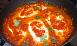 Una succulenta pizzaiola con mozzarella filante, cotta in padella con pomodoro e basilico fresco.