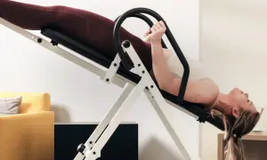 Frau macht Inversionsbank Übungen, um ihren Rücken zu entlasten.