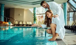 Hotel z basenem: Co spakować? Kompletna lista dla pełnego relaksu!