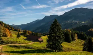 Herbstliche Alpenlandschaft mit Hütte und Wanderweg. Perfekt für imberg wandern.