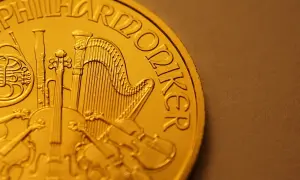 Złoty suweren z wizerunkiem instrumentów muzycznych: harfy, skrzypiec, waltorni i klarnetu. Napis "PHILHARMONIKER" otacza scenę.
