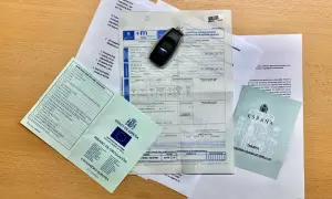 Documentos para un contrato compraventa vehículo: permiso de circulación, tarjeta técnica, llaves y formularios de Hacienda.