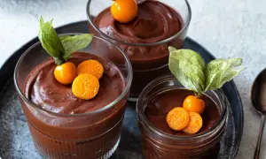 Schokoladenmousse in Gläsern, garniert mit Physalis. Ein schnelles Dessert, das immer gut ankommt.