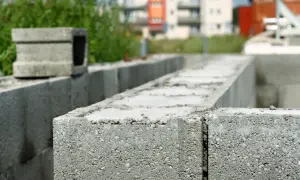 Pustak szalunkowy zbrojenie na budowie. Betonowe bloki tworzą fundament, gotowe na dalsze prace budowlane.