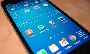Ekran telefonu Samsung z ikonami aplikacji, gotowy do wykonania hard reset.