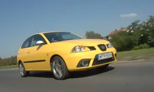 Żółty Seat Ibiza 3 w ruchu, widoczne przednie światła i żarówki.