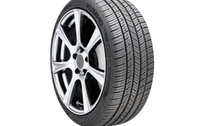 Kumho Ecsta PS71-däck på en silverfärgad fälg. Däcket har ett aggressivt mönster, perfekt för ett kumho ecsta ps71 test.