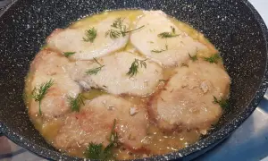 Scaloppine di maiale in padella con un sughetto dorato e finocchietto fresco.