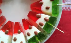 Deser w kształcie arbuza, z warstw galaretki czerwonej, białej i zielonej. Czekoladowe kropki imitują pestki. Szybko schłodzić galaretkę, by uzyskać taki efekt.
