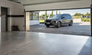 Nowoczesna posadzka w garażu, na której stoi luksusowy SUV.