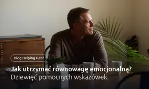 Mężczyzna siedzi przy stole, myśląc o tym, jak osiągnąć homeostazę psychologiczną. Na stole stoją kubki i roślina.