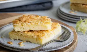 Zwei Stücke saftiger Butterstreuselkuchen mit knuspriger Mandelkruste auf einem Teller. Ein köstliches Rezept für Butterstreuselkuchen.