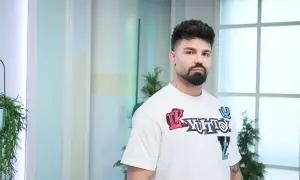 Mężczyźni kiedyś i dziś: od prostoty do ekstrawagancji. Ten pan w koszulce Louis Vuitton pokazuje współczesny styl.