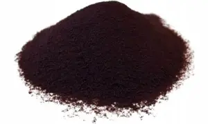 Góra ciemnego proszku, przypominającego suszona krew na ryby, na białym tle.