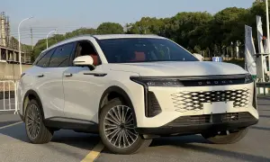 Biały SUV Omoda 9 z czerwonym wnętrzem, gotowy do jazdy. Sprawdź omoda 9 cena i możliwości!