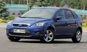 Niebieski Ford Focus MK2, gotowy do drogi. Zastanawiasz się, jakie żarówki wybrać do przodu? Ten model z pewnością zapewni dobrą widoczność.