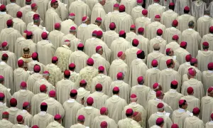 Tłum duchownych w białych szatach i różowych biretach, przypominający scenę z Soboru Watykańskiego II.