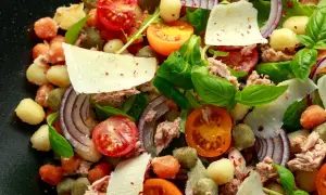 Kolorowe sałatki na chrzciny: pomidorki, tuńczyk, parmezan i świeża bazylia. Idealne na rodzinne przyjęcie.