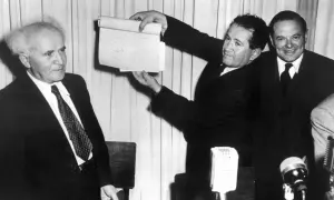 David Ben-Gurion hält ein Dokument hoch, das die Gründung Israels 1948 markiert.
