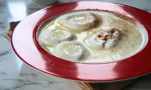 Zupa nic w czerwonej misce, posypana cynamonem.