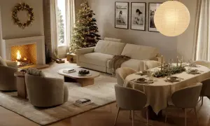 La casa de la navidad, con árbol iluminado, chimenea encendida y mesa puesta para una cena festiva.