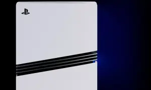 Biała konsola PlayStation 5 z czarnymi wstawkami i niebieskim podświetleniem.