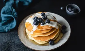 Puszyste dietetyczne pancakes: 3 składniki, bez wyrzutów sumienia!