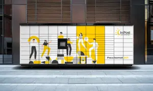 Paczkomat InPost z grafiką ludzi i żółtymi elementami.