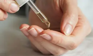 Olejek z drzewa herbacianego na paznokcie: Jak stosować?