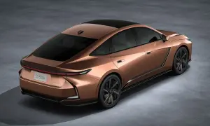 Elegancki, miedziany Lexus ES 500e z 2026 roku, z czarnym dachem i przyciemnianymi szybami, prezentuje futurystyczny design.