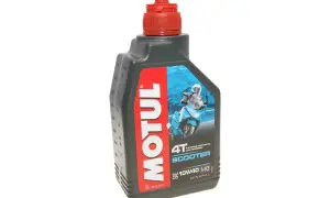 Butelka oleju Motul Transoil 10W40 Scooter z wizerunkiem skutera.