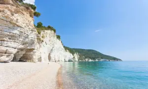 Scogliere bianche e mare cristallino su una spiaggia pugliese. Un angolo di paradiso dove rilassarsi sotto il sole.