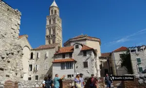 Spacer po urokliwym **Split** miasto, podziwiając zabytkową architekturę i dzwonnicę.