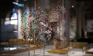 Molekylmodeller i glasmonter, en fascinerande utställning som ger en inblick i vetenskapens värld. Perfekt för nobel prize museum reviews.