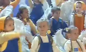 Dzieci w strojach jak z **Arki Noego**, uśmiechnięte, wesołe. **Święty** uśmiech na twarzach.