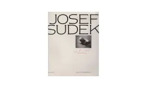 Okładka książki z napisem JOSEF SUDEK, małym zdjęciem gruszki i podpisem.